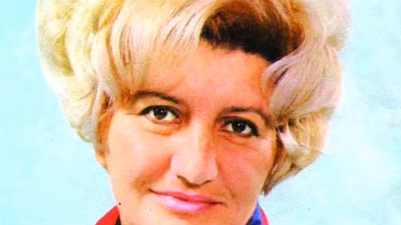 Portret Nade Mamule na plavoj pozadini.